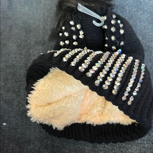 Rhinestone Beanie Set in Black and Red - Picture 4 of 8